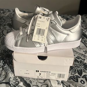 Woman silver & white Superstar Adidas shells! Size 7 US